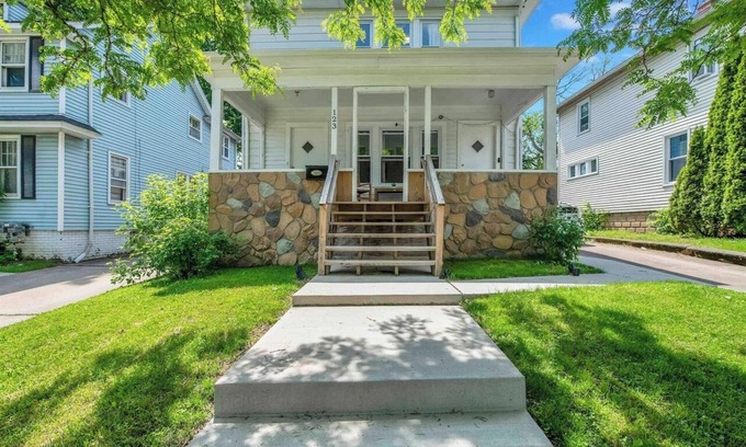Mount Clemens Apartamento | Charming Home-y 2-bedroom apt w high-speed Wifi in Vibrant Dwntwn Mount Clemens