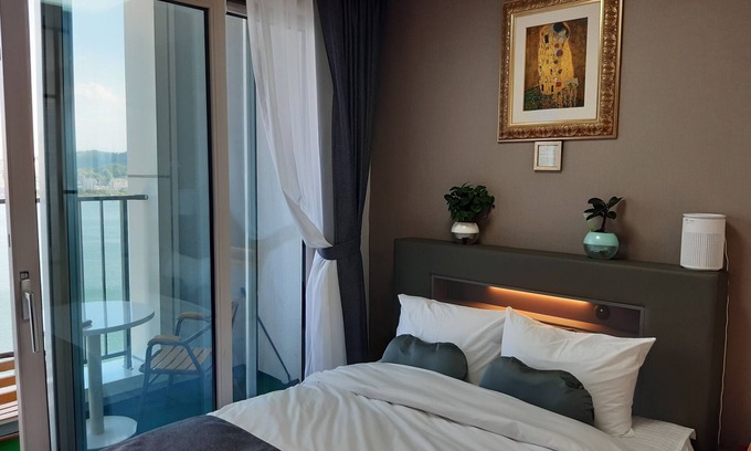 Sokcho Apartamento | Charming hotel suite in marvelous Sokcho-si with WiFi