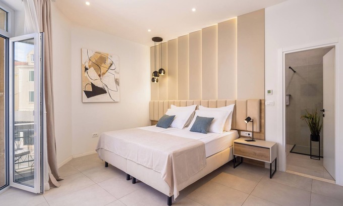 Split Apartamento | Charming hotel suite with balcony in Split city centre with WiFi, AC