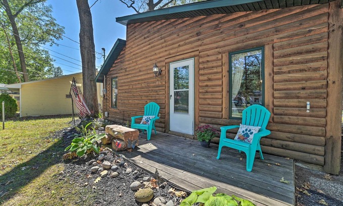 Prudenville Cabaña | Charming Houghton Lake Cottage w/ Backyard!