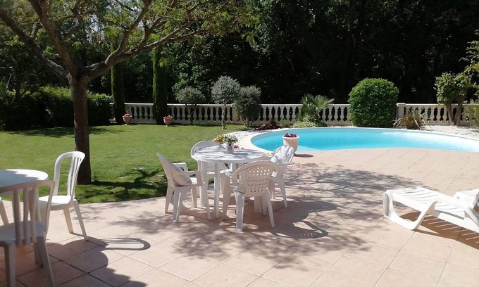 Trets Villa | Encantadora villa con piscina en el cruce del mar, el campo y las montañas.