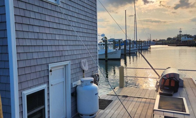 Cape Charles Alquiler De Eote | Charming house boat with 2 bedrooms and WiFi, AC in Cape Charles