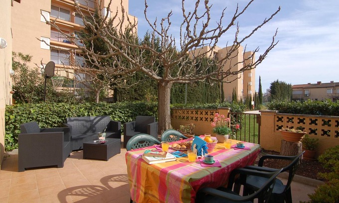 Santa Margarida Chalet De Esquí | ¡Encantadora casa en alquiler en Roses, Costa Brava! A 1200 metros de la playa. Amplia terraza y piscina comunitaria.