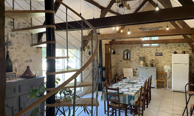 Bourgnac Casa | Casa Encantadora en Dordoña – Confort, Terraza y Proximidad al Bosque, Ideal para Familias y Grupos