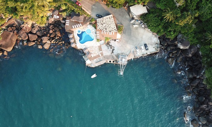 Sao Pedro Casa | Casa rústica en condominio de alto estándar con piscina y barbacoa.