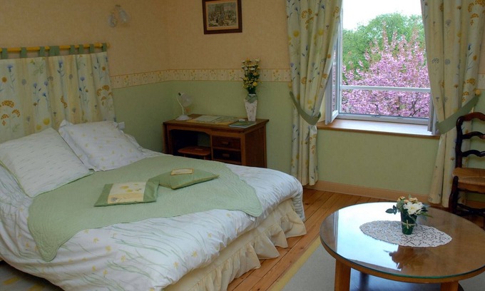 Watronville Cama Y Desayuno | Encantadora casa en el corazón de los huertos con chimenea, jardín secreto y juegos para niños