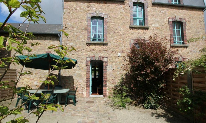 Periers Cabaña | Casa acogedora, 3 dormitorios, jardín privado, cerca de museos y actividades, mascotas bienvenidas