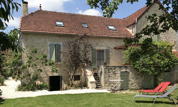 Ginouillac Casa | Charming house on property with swimming pool and jacuzzi