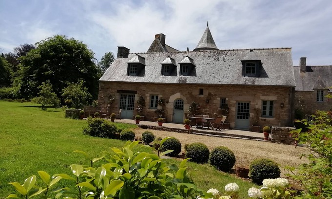 Ploubezre Casa | Charming house on the Manoir de Kerguéréon estate