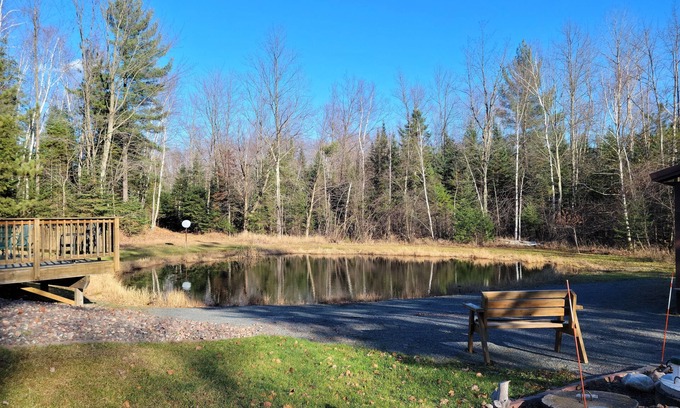 Medford Casa | Charming house on wooded acreage 1/4 mi from Sackett Lk in Medford with WiFi, AC