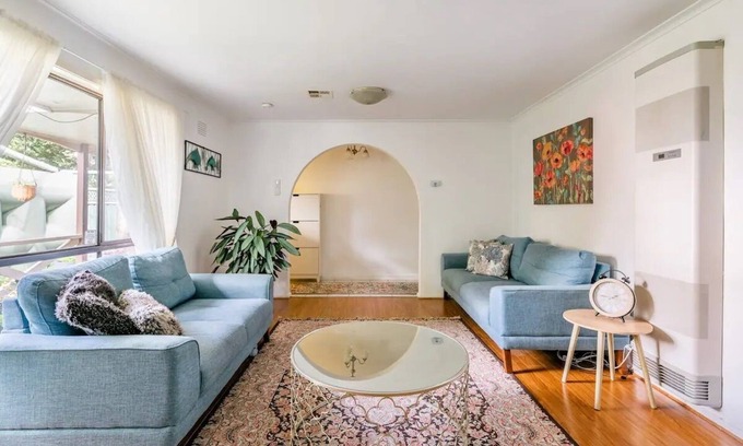 Altona Meadows Casa | Charming house, Walk to Station and Shopping Centre - Central to Everything!