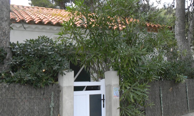 Leucate Villa | Encantadora casa con jardín, cerca de la playa y lejos del acantilado.