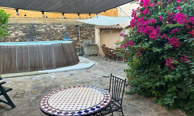 Juia Casa | Charming house with swimming pool in the heart of a village 15 minutes from Girona.
