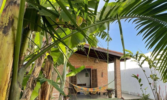 Umuarama Casa | Charming house with tropical garden 1500 meters from Cruzeiro beach.