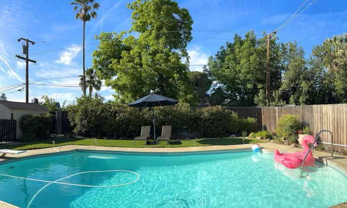 Bakersfield Casa | Charming house with Pool, AC, Heater and WiFi in beautiful Bakersfield