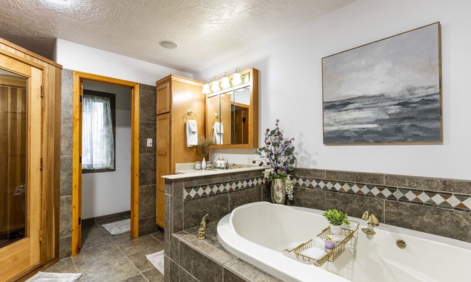 Great Falls Casa | Charming house with sauna, jetted tub, and pool table. Cozy open floor plan.