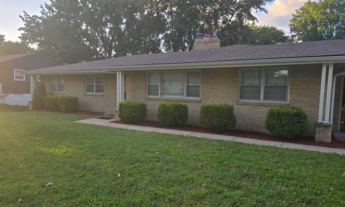 Lea Manor Casa | Charming house with easy access to the highway and shopping. Quit neighborhood