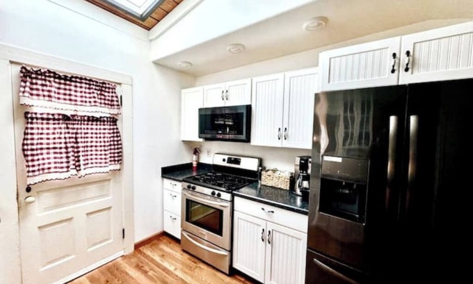 Green Island Casa | Charming Hudson riverfront 1BRnn
