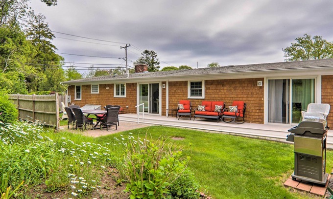 Hyannis Port Casa | Charming Hyannis Cottage: 1 Mi to Beach!