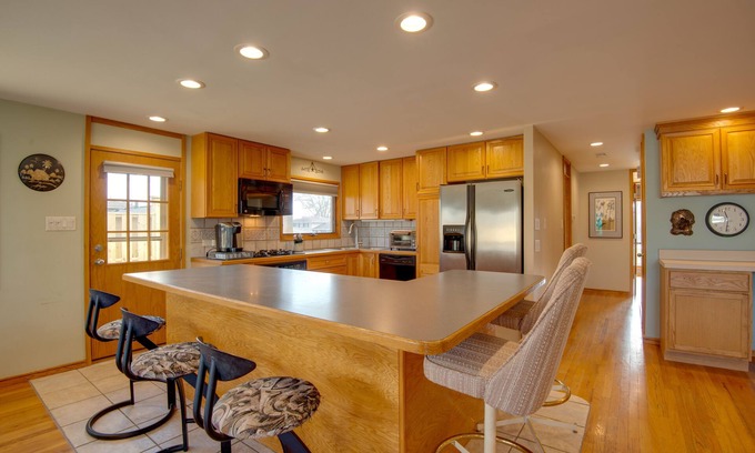 Wasco Casa | Charming Illinois Retreat w/ Hot Tub, Deck & Grill