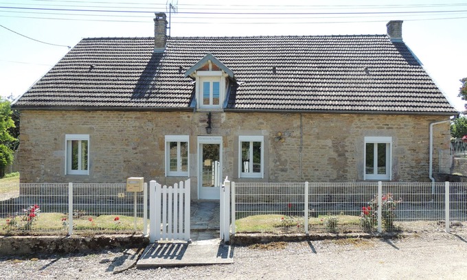 Commarin Casa | Charming individual house 170 m², enclosed garden, view of rolling Auxois hills.