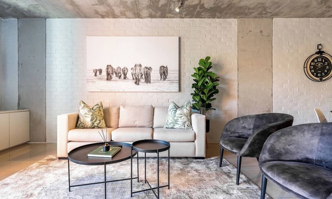Flora Park Apartamento | Charming Industrial-Chic Apartment with Views