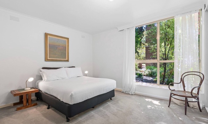Toorak Apartamento | Charming Inner-City Stay- Space, Style & Location