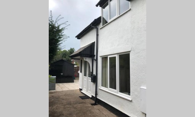 Northwich Casa | Charming just renovated 2 bed cottage in the centre of village