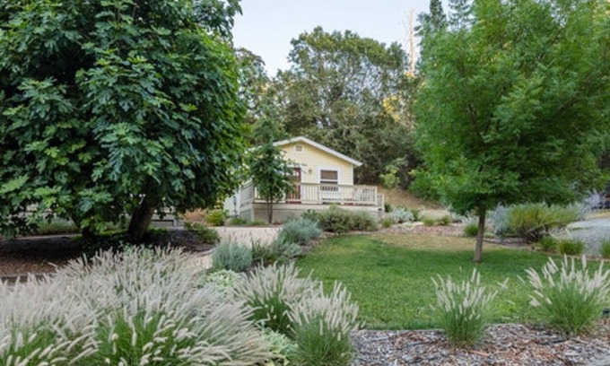 Calistoga Cabaña | Charming King Cottage
