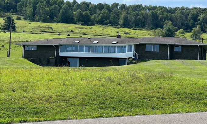 Wellsboro Cabina | Charming King Suite w/ Shared Game Room + Firepit