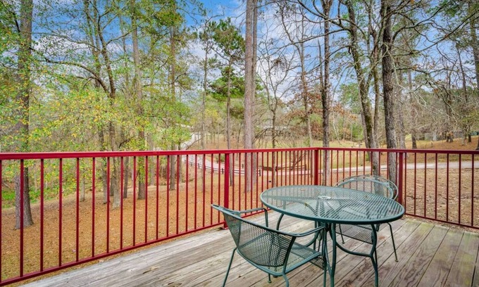 Conroe Apartamento | Charming + Kitchen + Pool + Free wi-fi - 2BD / 2BA