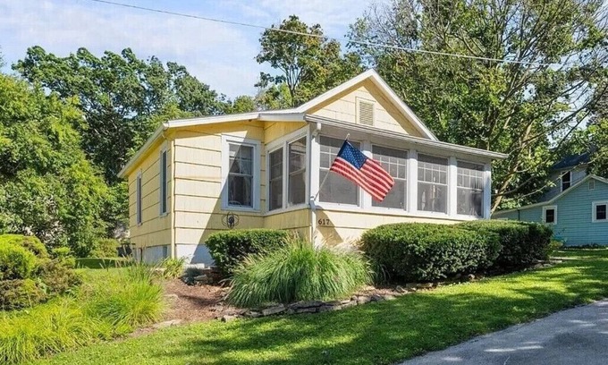 Lakeside Cabaña | Charming Lakeside Cottage