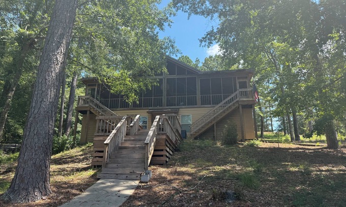 Little Kowaliga Cabina | Charming lake cabin on beautiful Lake Martin - 6 bedrooms, sleeps 17