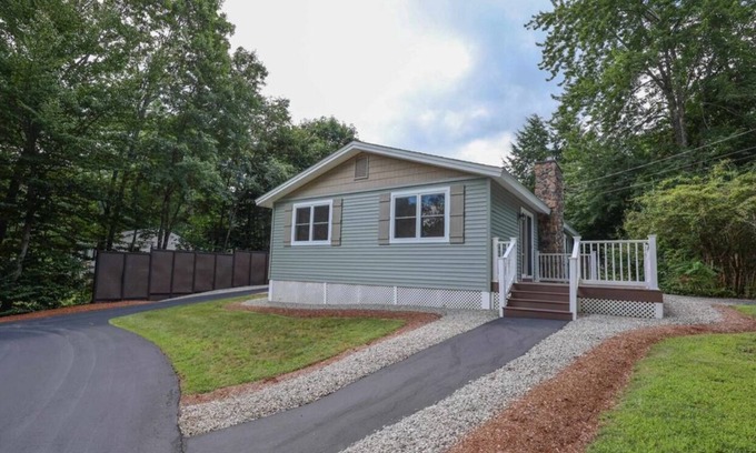Locke Lake Colony Casa | Charming Lake Community Bungaloo. Comfortable living with 86 inch tv!