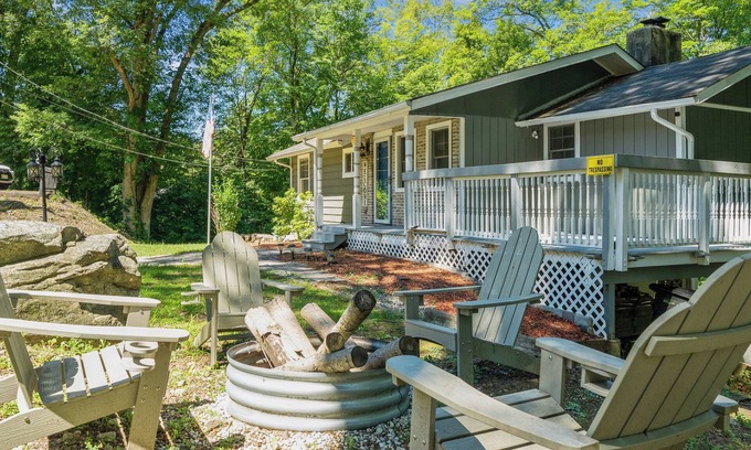 Hamburg Cabaña | Charming Lake Community Cottage 2BR Retreat Near Mountain Creek