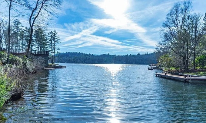 Lake Toxaway Casa | Charming Lake Front Home on Lake Toxaway with Private Dock and Deck- Sleeps 9