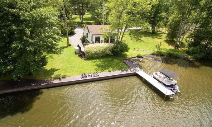 Swan Lake Cabaña | Charming Lake Front Cottage
