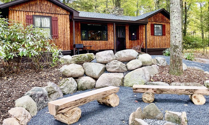 Reeders Cabina | Charming Lake Front Log Cabin with Fire Pit in the Poconos