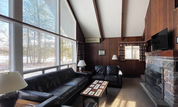 Reeders Cabina | Charming Lake Front Cabin in the Poconos