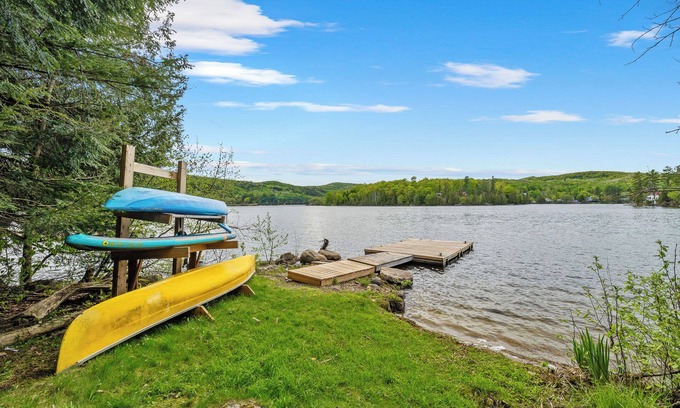 Val-des-Monts Cabaña | Charming lake house close to ski hill with spa