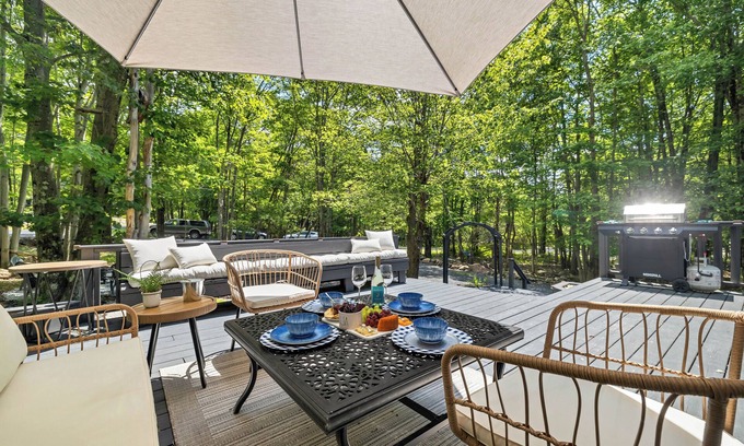 Briar Crest Woods Casa | Charming /Lake/Kayak/Firepit/Hot tub/Pets