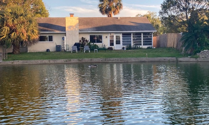 Port Richey Casa | Charming Lakefront 2-bedroom house with WiFi, AC in quaint New Port Richey