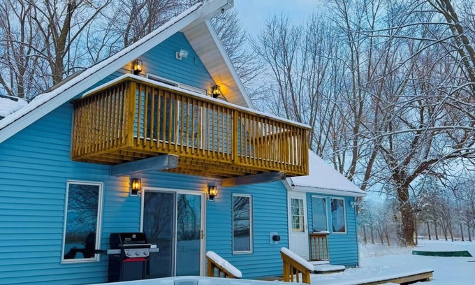 Peshtigo Cabina | Charming Lakefront cabin w/ Jaccuzi