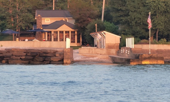 Henderson Cabaña | Charming Lakefront Cottage in 1000 Islands region 2 Bedrooms, 1 Loft, Wi Fi & AC