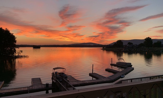 North Shore Condominio | Charming Lakefront Condo at Bernard's Landing, only steps from the shore!