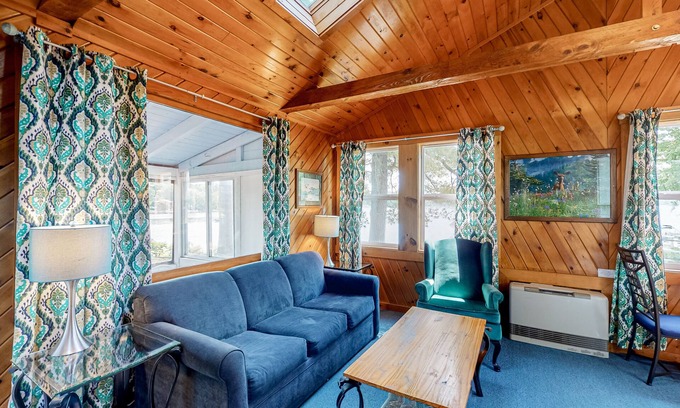 Windham Cabaña | Charming Lakefront Cottage with Screened Porch, Firepit, Canoe & WiFi - 1 Dog OK