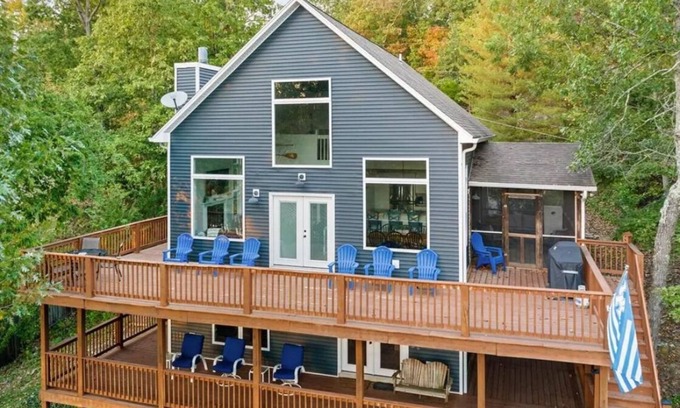 Se Ree Casa | Charming Lakefront Estate that Sleeps 12 on Beautiful Rough River Lake, KY!