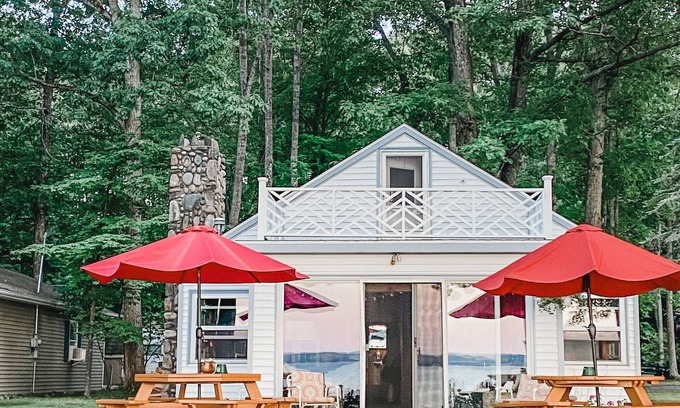 Higgins Lake Cabaña | Encanto Lakefront Higgins Lake Cottage.