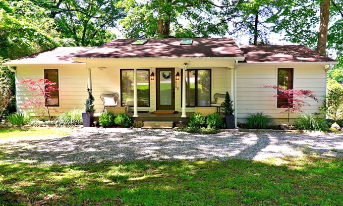 Fayetteville Casa | Charming Lakefront Home~Hot Tub~Firepit~Lg Covered Deck