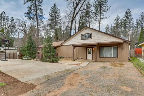 Lakehead-Lakeshore Casa | Charming Lakehead Cabin Walk to Shasta Lake!
